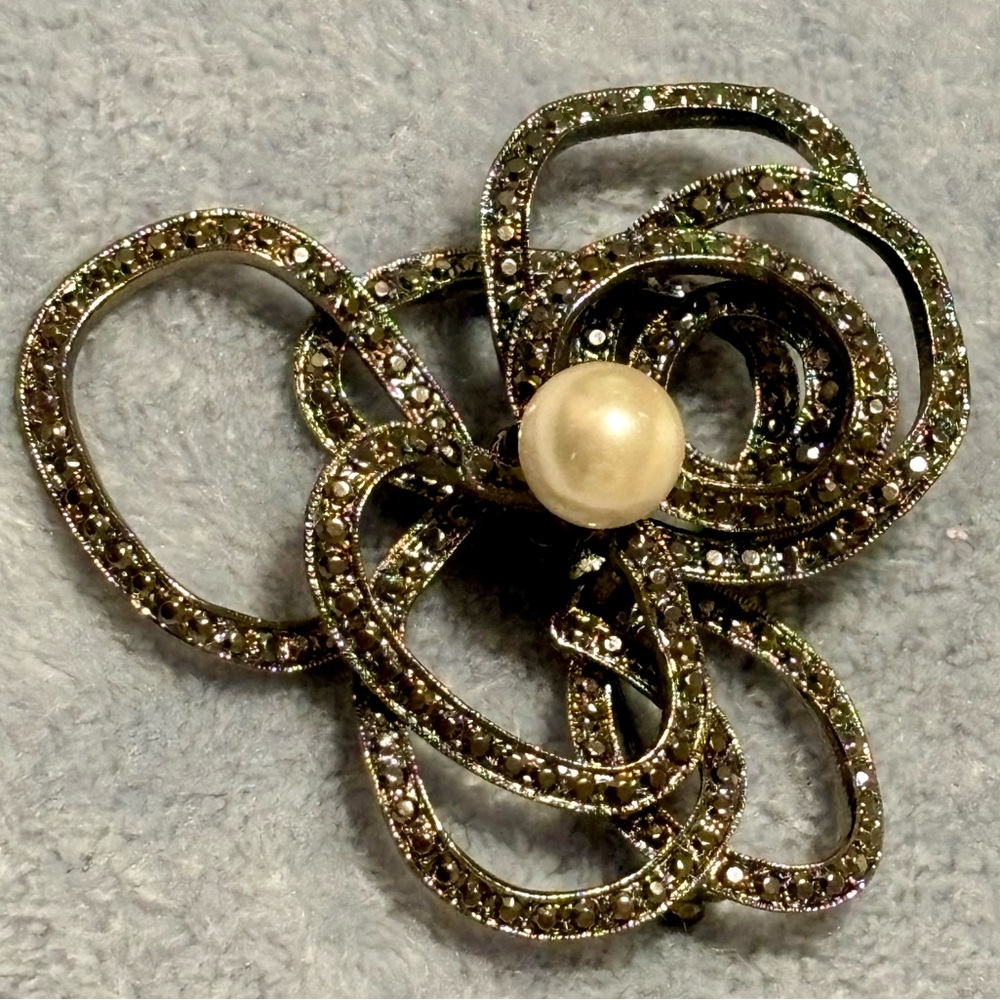 -Very unique & funky Large dark Gray twisted Brooch